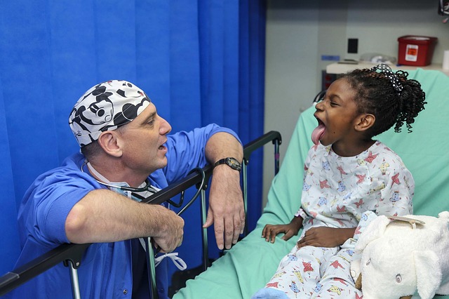 Médico jugando niña negra paciente hospital
