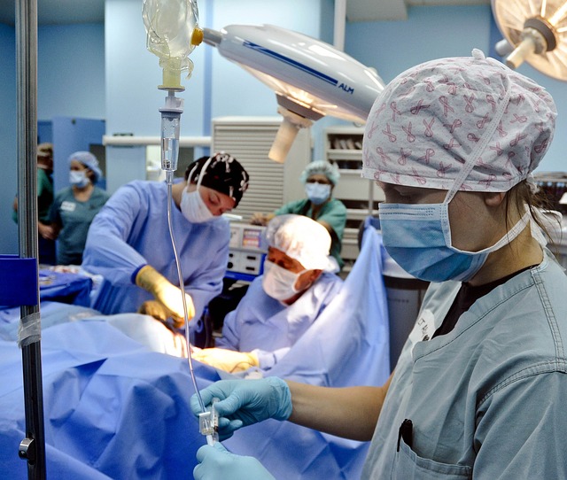 Médicos sala operación operando