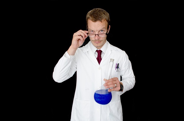 Investigador probeta química mirada penetrante