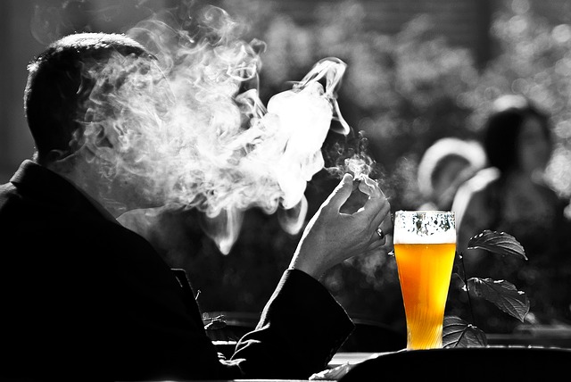 Fumador pinta cerveza terraza bar restaurante blanco y negro