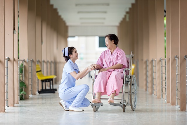 Enfermera asiática paciente silla de ruedas
