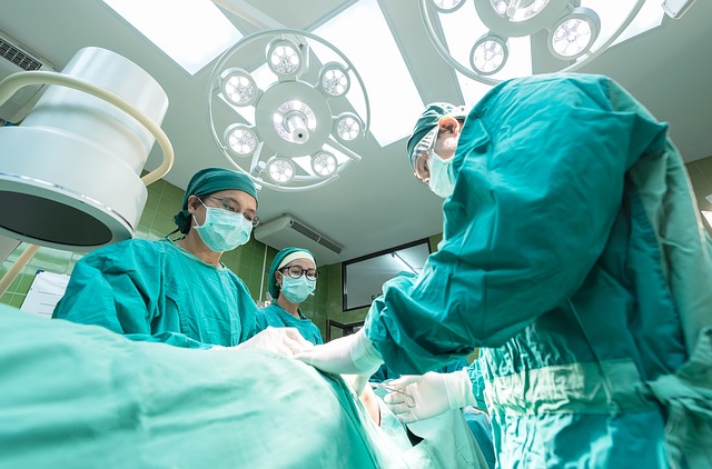 Equipo médico quirófano operando camilla